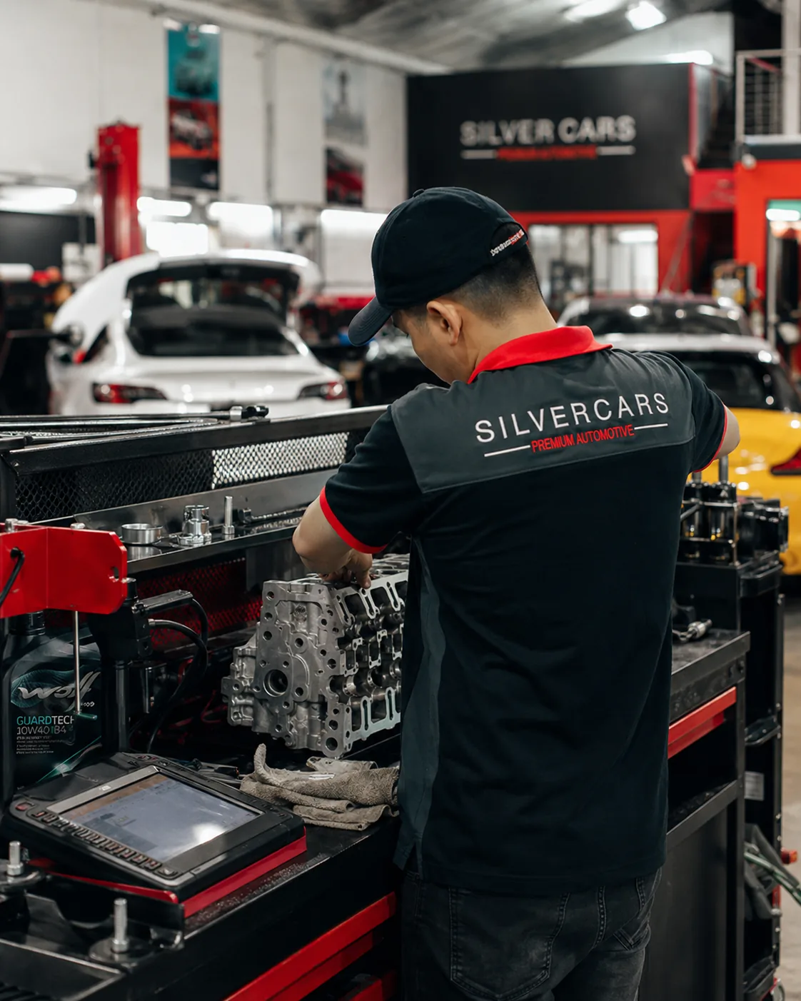 Técnico de Silver Cars revisando una culata sobre el banco de trabajo.